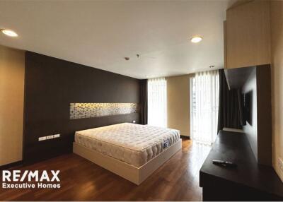 An apartment unit that is homey and furnished in a low-rise building 15 mins walk to BTS Thonglor.