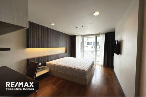 An apartment unit that is homey and furnished in a low-rise building 15 mins walk to BTS Thonglor.