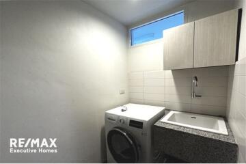 An apartment unit that is homey and furnished in a low-rise building 15 mins walk to BTS Thonglor.