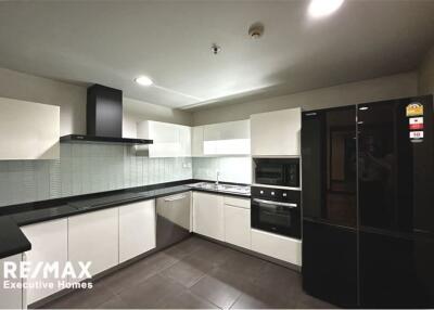 An apartment unit that is homey and furnished in a low-rise building 15 mins walk to BTS Thonglor.