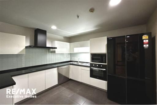 An apartment unit that is homey and furnished in a low-rise building 15 mins walk to BTS Thonglor.