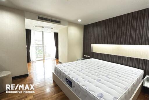 An apartment unit that is homey and furnished in a low-rise building 15 mins walk to BTS Thonglor.