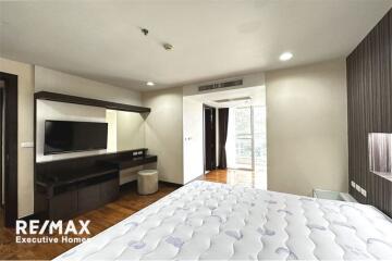 An apartment unit that is homey and furnished in a low-rise building 15 mins walk to BTS Thonglor.