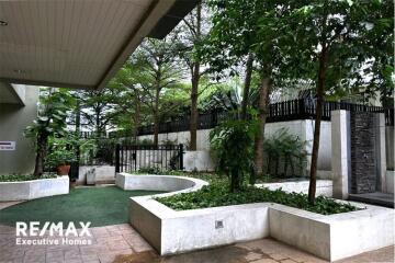 An apartment unit that is homey and furnished in a low-rise building 15 mins walk to BTS Thonglor.