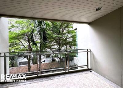 An apartment unit that is homey and furnished in a low-rise building 15 mins walk to BTS Thonglor.