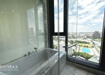 A contemporary luxury unit with an effortlessly accessible condominium to BTS Thonglor.