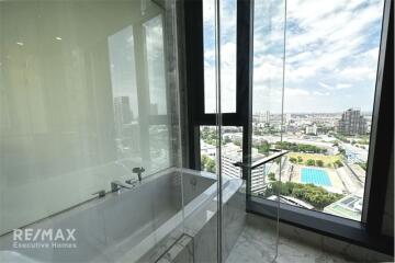 A contemporary luxury unit with an effortlessly accessible condominium to BTS Thonglor.