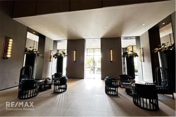 A contemporary luxury unit with an effortlessly accessible condominium to BTS Thonglor.