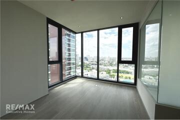 A contemporary luxury unit with an effortlessly accessible condominium to BTS Thonglor.