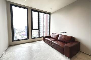 A contemporary luxury unit with an effortlessly accessible condominium to BTS Thonglor.
