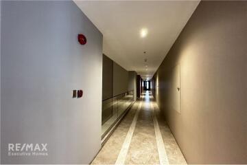 A contemporary luxury unit with an effortlessly accessible condominium to BTS Thonglor.