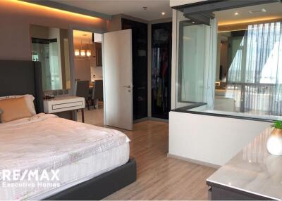 Experience Ultimate Luxury in this Exquisitely Decorated Room with Seamless Access to BTS Ekkamai