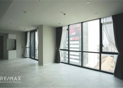 Prime Location at Monument Thong Lor Condo: Unfurnished Room in CBD Offers Unbeatable Convenience in Bangkok