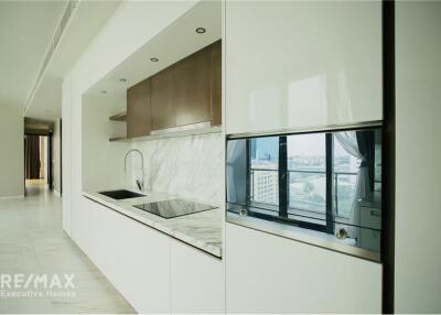 Prime Location at Monument Thong Lor Condo: Unfurnished Room in CBD Offers Unbeatable Convenience in Bangkok