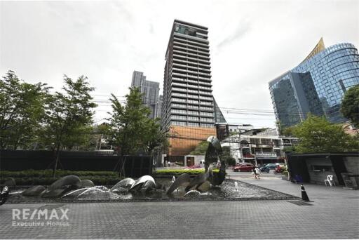 Sophisticated Condo with BTS Thong Lo Access, 17 Mins Walk Away