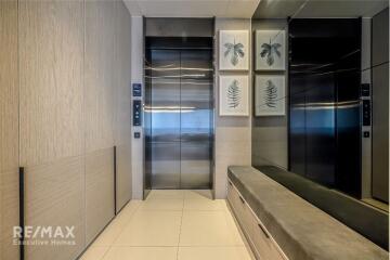 Sophisticated Condo with BTS Thong Lo Access, 17 Mins Walk Away