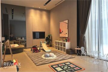 Sophisticated Condo with BTS Thong Lo Access, 17 Mins Walk Away