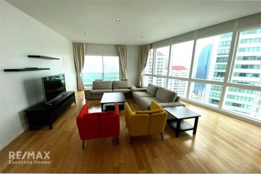 Luxurious Lakefront Condo near BTS Asok - Only 13 Mins Walk