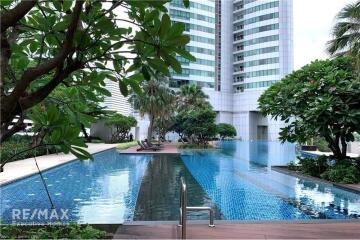 Luxurious Lakefront Condo near BTS Asok - Only 13 Mins Walk