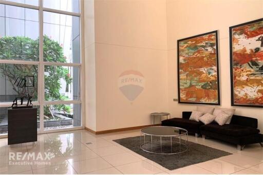 Luxurious Lakefront Condo near BTS Asok - Only 13 Mins Walk