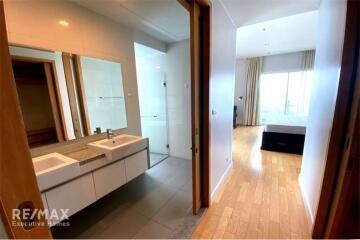 Luxurious Lakefront Condo near BTS Asok - Only 13 Mins Walk