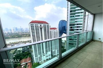 Luxurious Lakefront Condo near BTS Asok - Only 13 Mins Walk