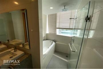 Luxurious Lakefront Condo near BTS Asok - Only 13 Mins Walk