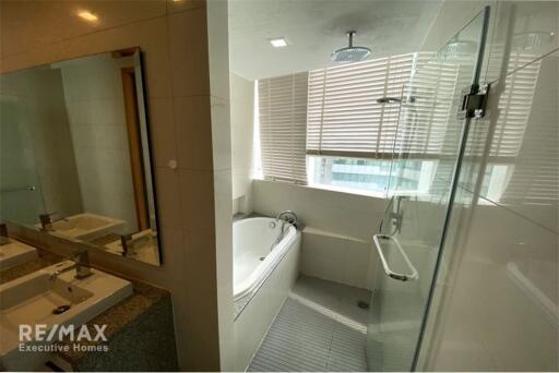 Luxurious Lakefront Condo near BTS Asok - Only 13 Mins Walk