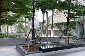 Luxurious Lakefront Condo near BTS Asok - Only 13 Mins Walk