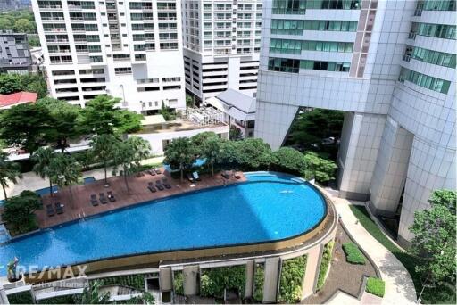 Luxurious Lakefront Condo near BTS Asok - Only 13 Mins Walk