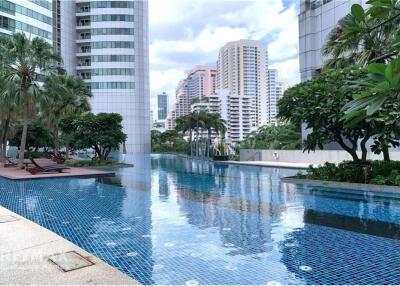 Luxurious Lakefront Condo near BTS Asok - Only 13 Mins Walk