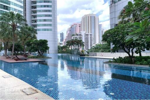 Luxurious Lakefront Condo near BTS Asok - Only 13 Mins Walk