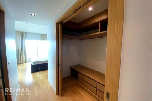 Luxurious Lakefront Condo near BTS Asok - Only 13 Mins Walk