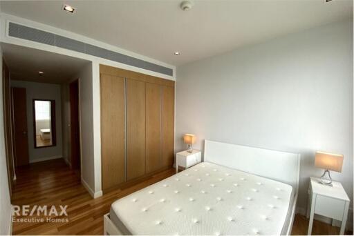 Luxurious Lakefront Condo near BTS Asok - Only 13 Mins Walk