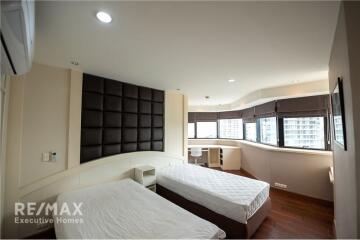 Luxury pet-friendly condos near BTS Phrom Phong.