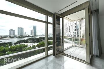 Luxurious Waterfront Condo with Pet-Friendly Amenities, 16 Mins Walk to BTS Saphan Taksin