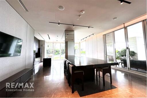 Luxurious Waterfront Condo with Pet-Friendly Amenities, 16 Mins Walk to BTS Saphan Taksin