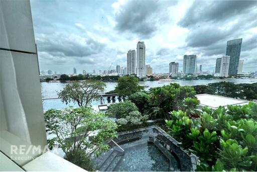 Luxurious Waterfront Condo with Pet-Friendly Amenities, 16 Mins Walk to BTS Saphan Taksin