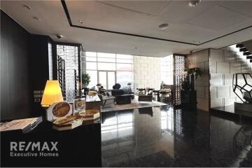 Luxurious Waterfront Condo with Pet-Friendly Amenities, 16 Mins Walk to BTS Saphan Taksin