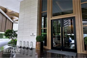 Luxurious Waterfront Condo with Pet-Friendly Amenities, 16 Mins Walk to BTS Saphan Taksin