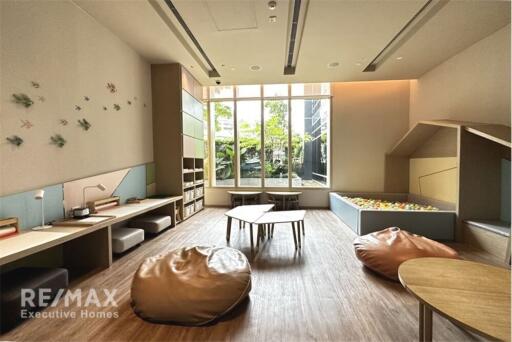 Luxurious Waterfront Condo with Pet-Friendly Amenities, 16 Mins Walk to BTS Saphan Taksin