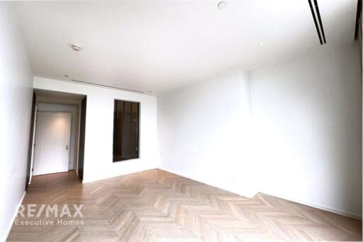 Luxurious Waterfront Condo with Pet-Friendly Amenities, 16 Mins Walk to BTS Saphan Taksin