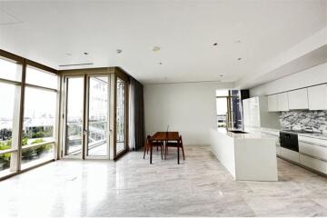 Luxurious Waterfront Condo with Pet-Friendly Amenities, 16 Mins Walk to BTS Saphan Taksin