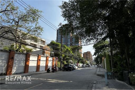 Homey and Pet-friendly condominium located in a quiet area very nice neighborhood with only 5 minutes walk to BTS Thonglor.