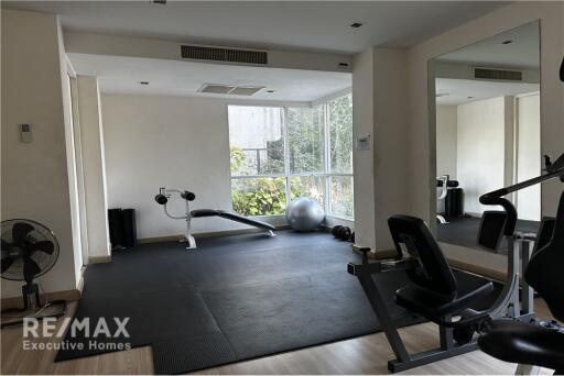 Homey and Pet-friendly condominium located in a quiet area very nice neighborhood with only 5 minutes walk to BTS Thonglor.