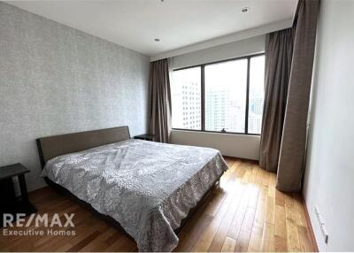 The corner room, a bright and very new unit on Sukhumvit 24 is close to BTS Phrom Phong.