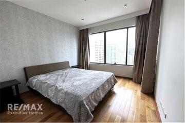 The corner room, a bright and very new unit on Sukhumvit 24 is close to BTS Phrom Phong.