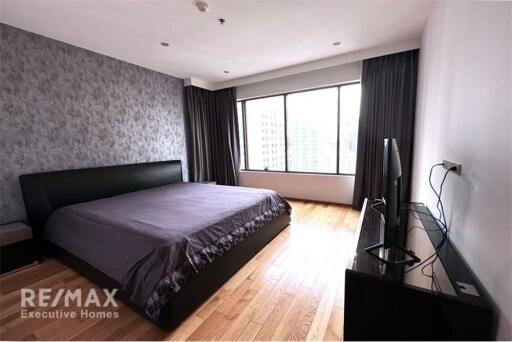 The corner room, a bright and very new unit on Sukhumvit 24 is close to BTS Phrom Phong.