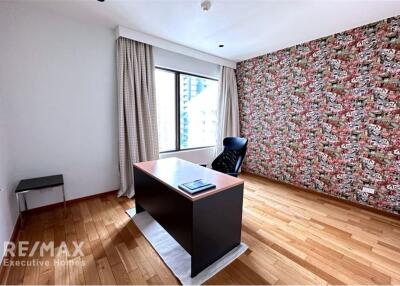 The corner room, a bright and very new unit on Sukhumvit 24 is close to BTS Phrom Phong.