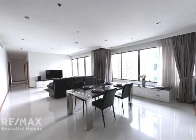 The corner room, a bright and very new unit on Sukhumvit 24 is close to BTS Phrom Phong.
